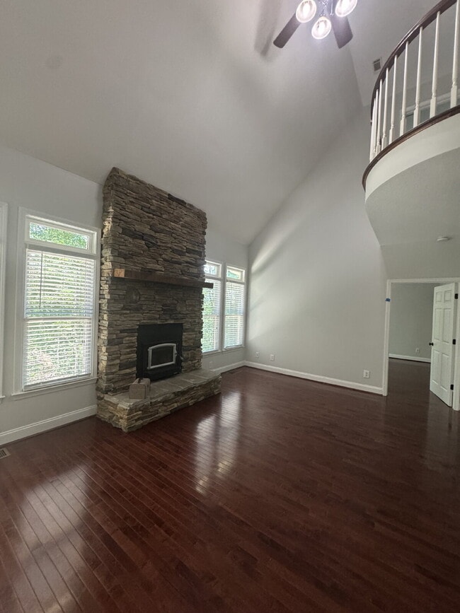 Building Photo - Beautiful Home Available Immediately in Se...