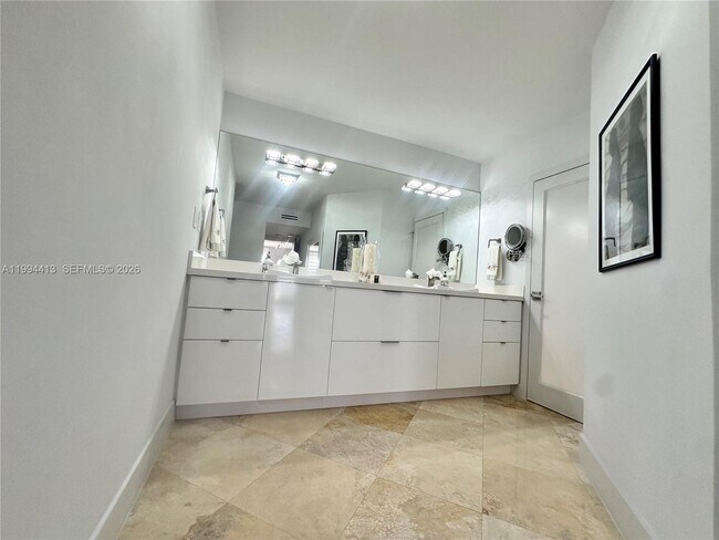 Building Photo - 9225 Collins Ave