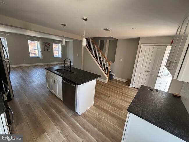 Building Photo - 5543 Ridge Ave