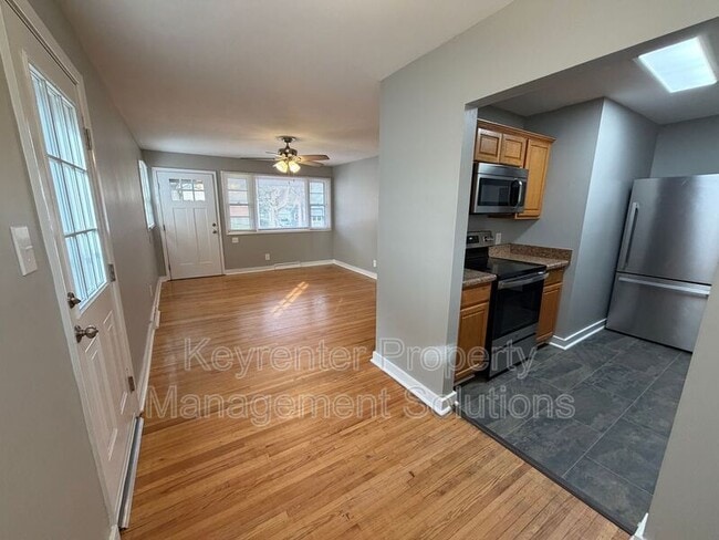 Building Photo - 221 River Rd