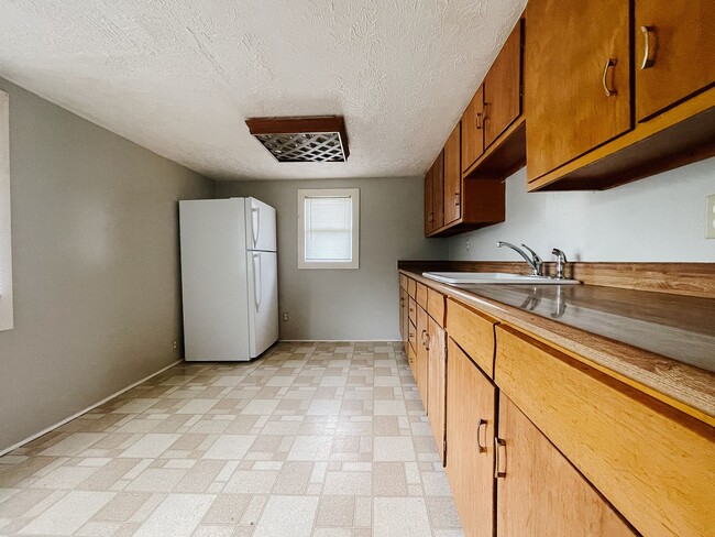 Building Photo - Enclosed Porch