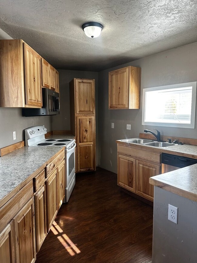 Building Photo - Great INKOM Property. One Bedroom One Bathroom