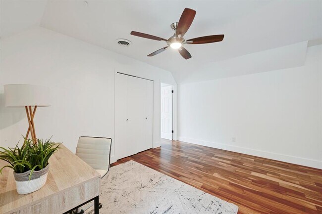 Building Photo - 3405 Santa Fe Dr