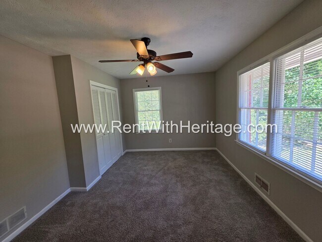 Building Photo - 7016 Skyline Dr