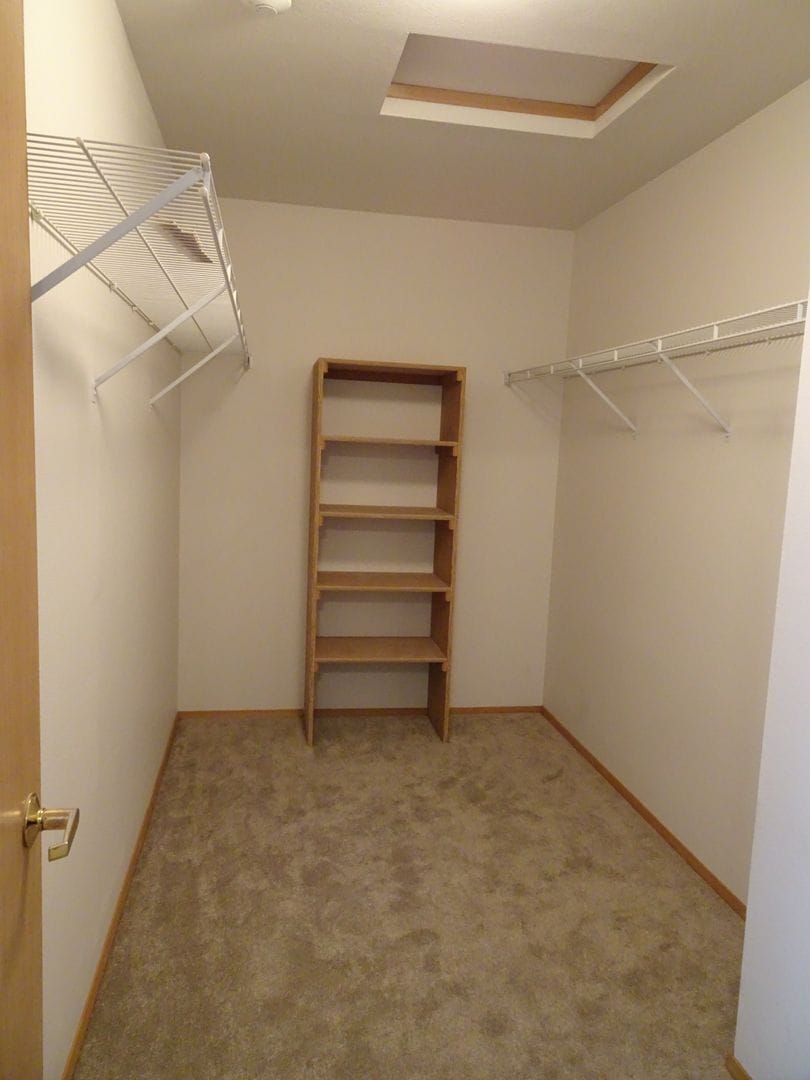 Building Photo - Charming Large 2-Bedroom Condo in the Hear...
