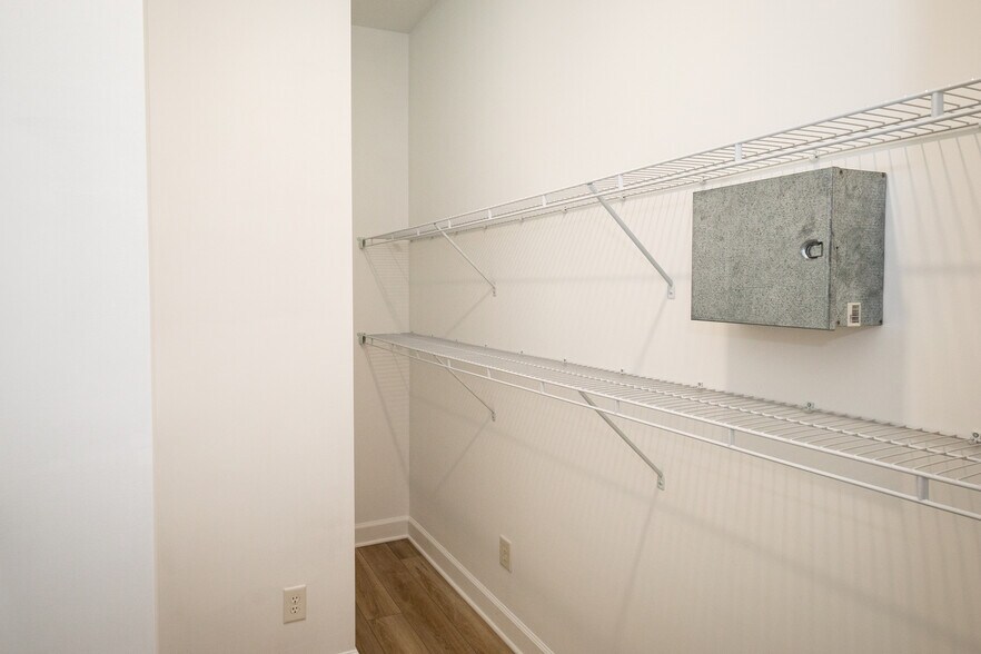 Building Photo - 2409 Old Towne Dr
