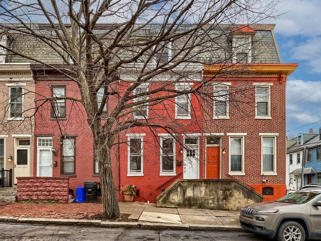 Building Photo - 207 Calder St