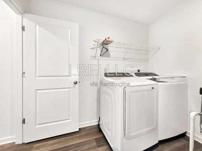 Building Photo - 8810 Warbler Br Wy