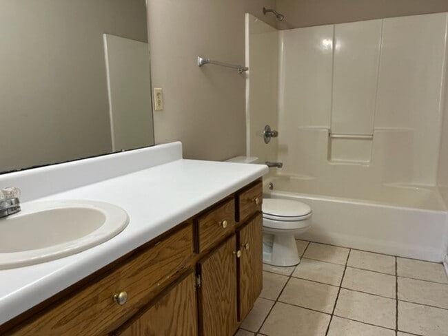 Building Photo - Rockcreek Dr #10 &amp; 12