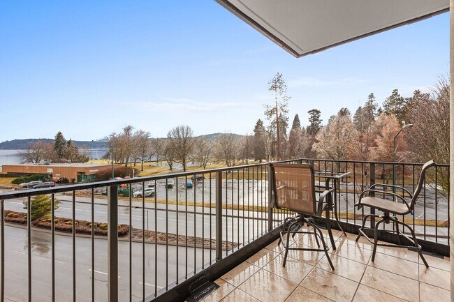 Building Photo - Beautiful Downtown Coeur d' Alene Condo  w/ Amazing Views!