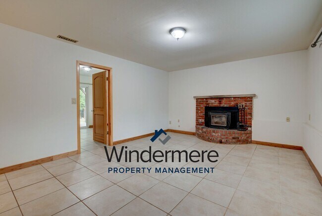 Building Photo - Spacious 3 Bedroom 3 Bath in town