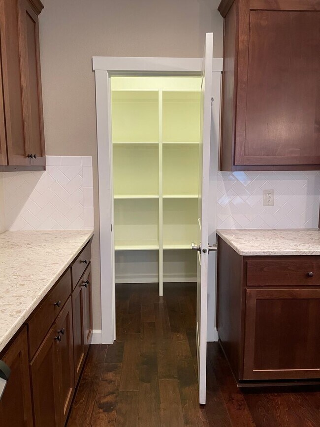Building Photo - LUXURY 4 BD TOWNHOME! GATED PARKER VILLAGE...
