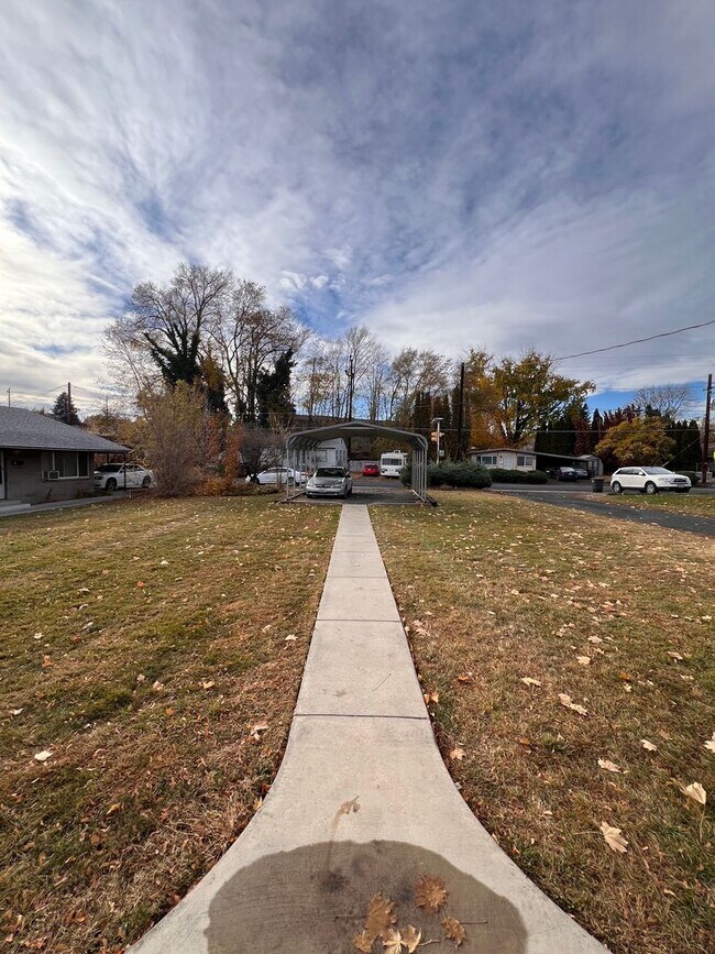 Building Photo - e2607