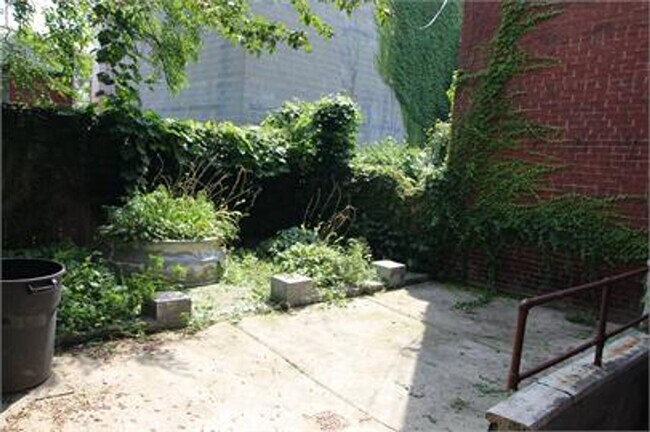 Building Photo - Beautiful Townhome on Quiet Street in the ...