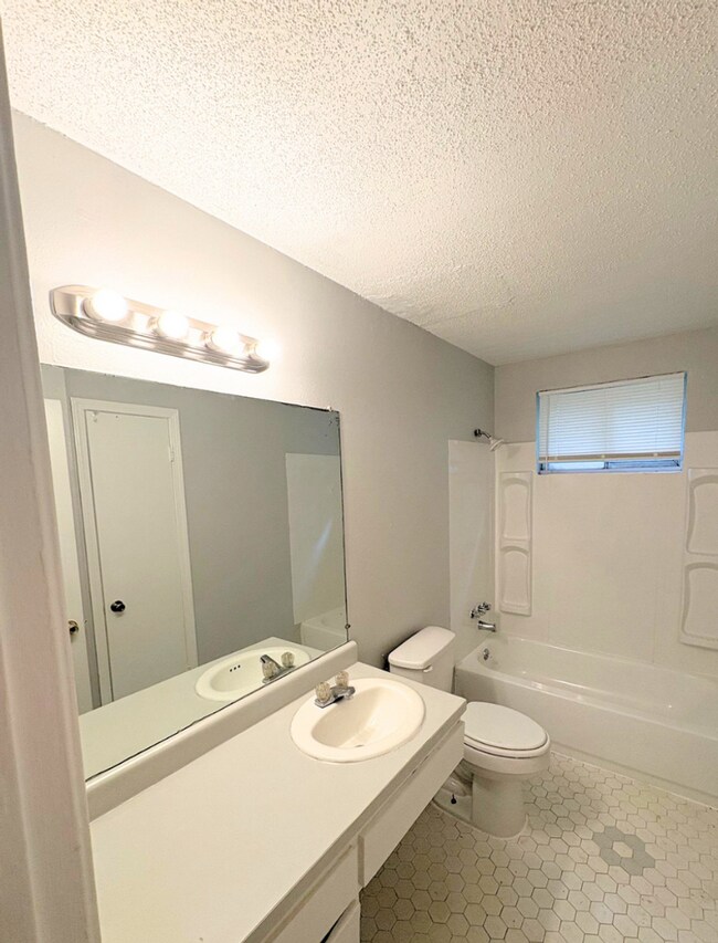 Building Photo - 3666 Bluff Wood Dr