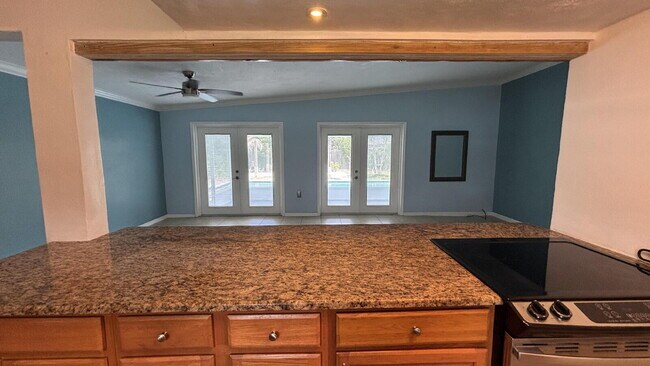 Building Photo - Charming Old Florida-Style Pool Home for Rent!