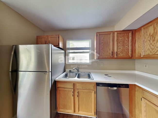 Building Photo - 10 Bobwhite Ct