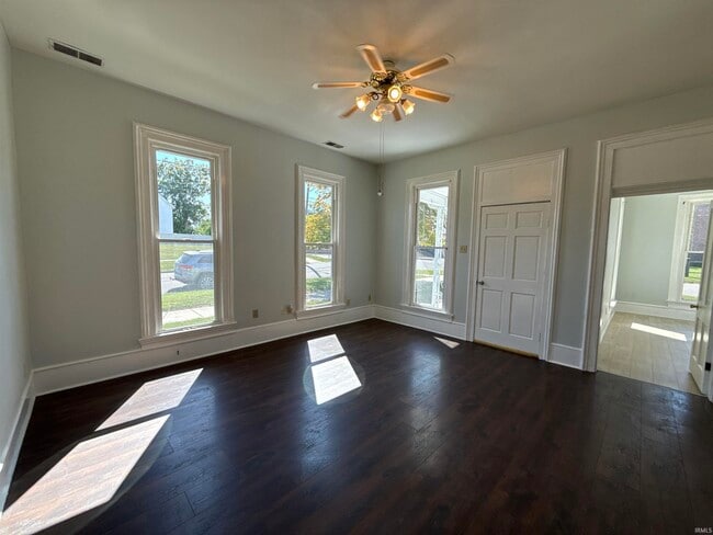 Building Photo - 7 Oak St