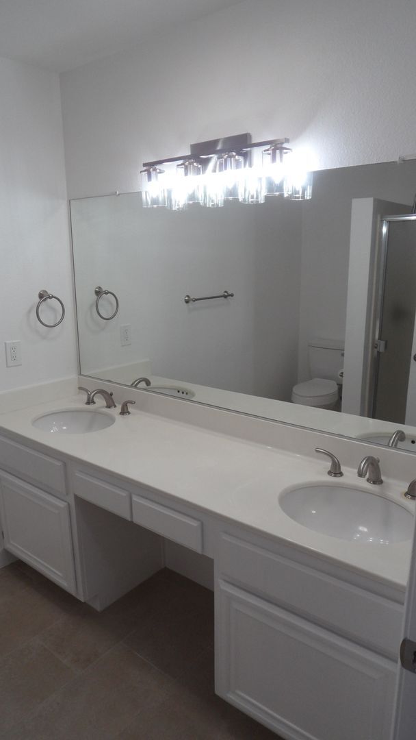 Building Photo - End-Unit 3BR 2.5BA Townhome w/ 2 Car Attached Garage