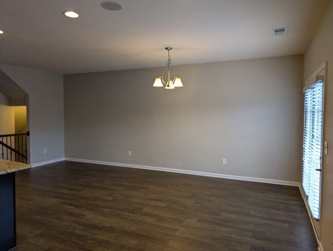 Building Photo - Move-in ready, Townhome Located in the Cit...