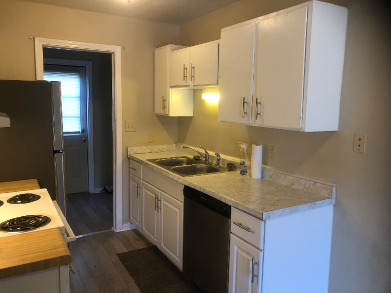 Building Photo - 502 Oak Cir Dr