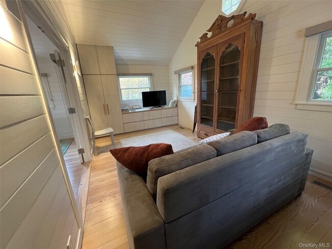 Building Photo - 42 N Menantic Rd