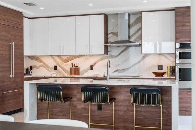 Building Photo - 301 1st St S