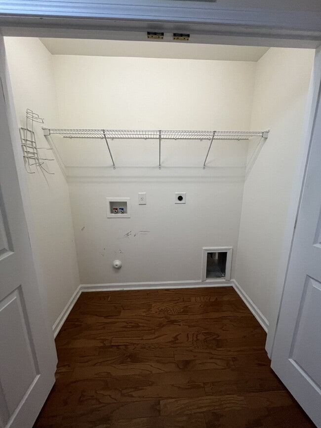 Building Photo - "Charming 3-Bed Townhouse with Granite Tou...