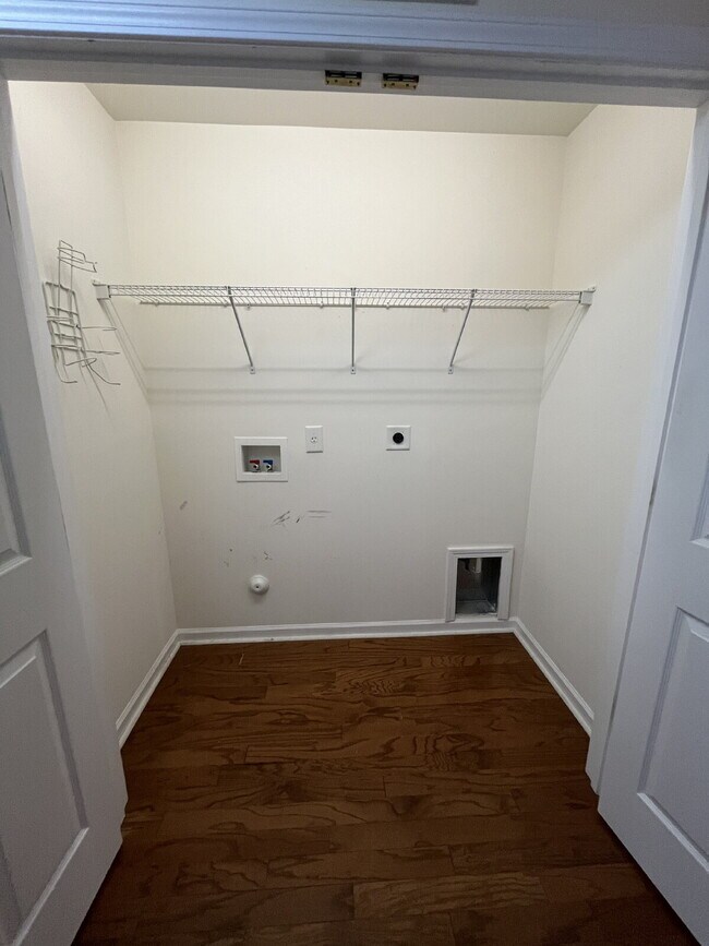 Building Photo - "Charming 3-Bed Townhouse with Granite Touches & Cozy Fireplace in Kernersville!"