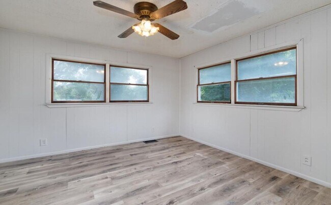 Building Photo - Section 8 Welcome !  Spacious 3 Br / 1 BA Home For Rent !