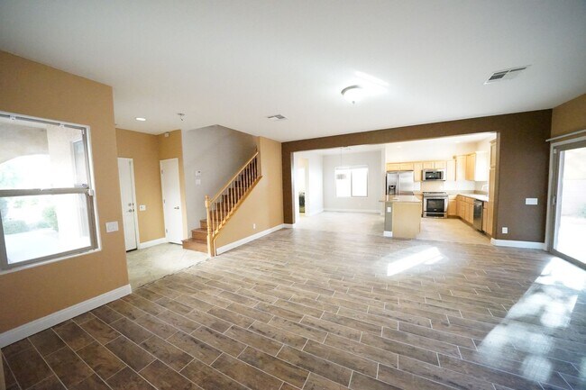 Building Photo - Showings Available NOW