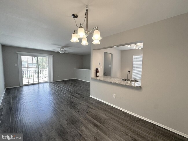 Building Photo - 560 Shetland Ct