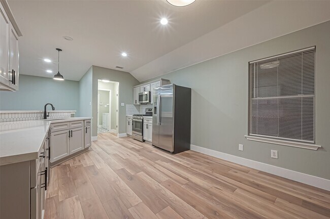 Building Photo - 2 Garden Lodge Pl
