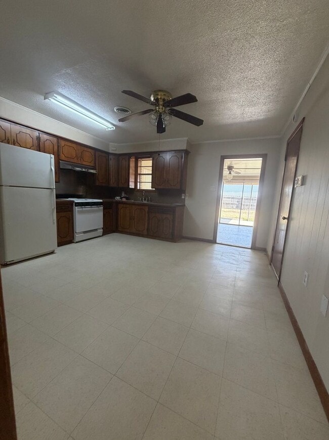 Building Photo - 3 Bedroom, 1.5 Bathroom, Brick Home with large yard, and garage