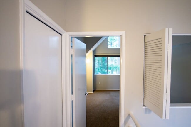 Building Photo - Spacious Lake Oswego 2Bdr w/Fireplace, Dishwasher, W/D, & Balcony!