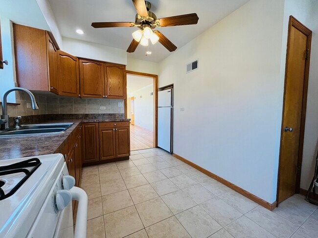 Building Photo - 5504 W Sunnyside Ave