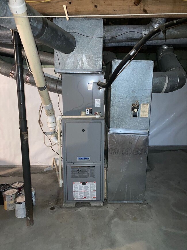 Building Photo - 3 bedroom, 1 bath House: Available August ...