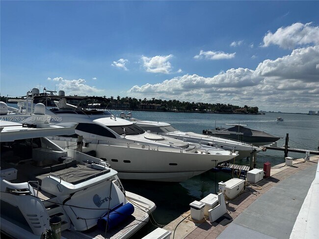 Building Photo - 900 Bay Dr