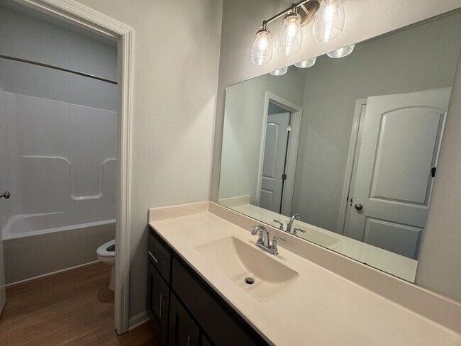 Building Photo - Spacious home with a fence, in PRIME location with a move in special