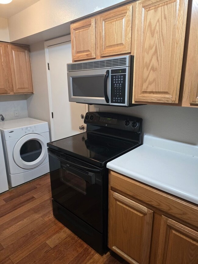 Building Photo - Cute end unit townhome 3-bedroom 2 baths in Thornton.