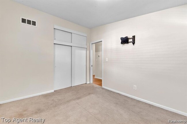 Building Photo - 881 Brooklawn Dr