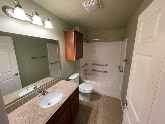 Building Photo - 2 bed Senior Living with All appliances an...