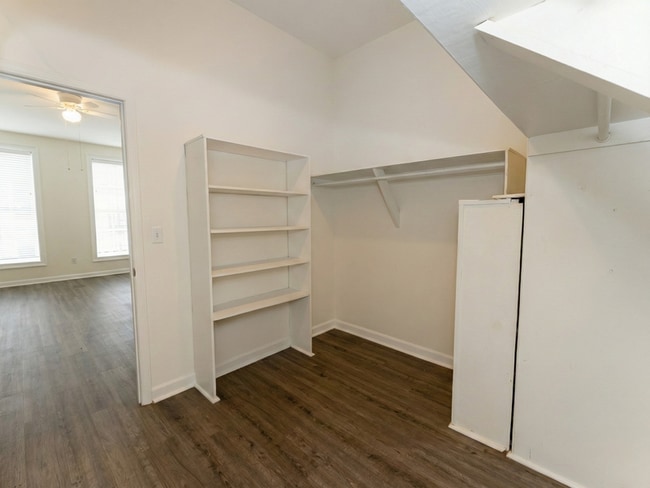 Building Photo - 235 King St