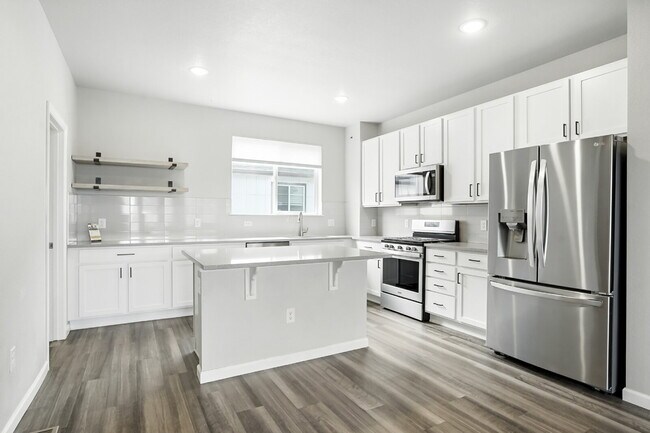 Building Photo - Modern 2-Bed, 2.5-Bath Townhome with Garage