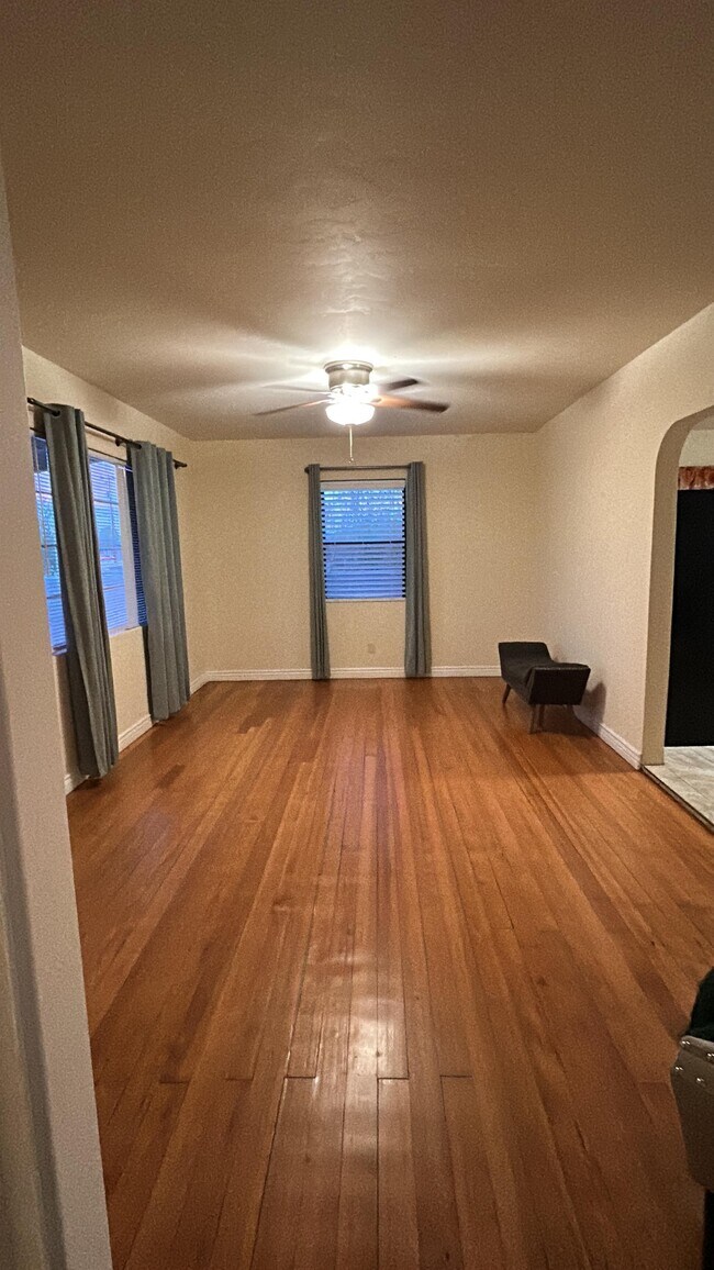 Building Photo - 902 S Fremont Ave