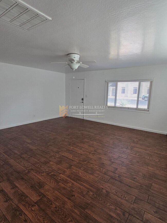 Building Photo - 6 E Hill Dr
