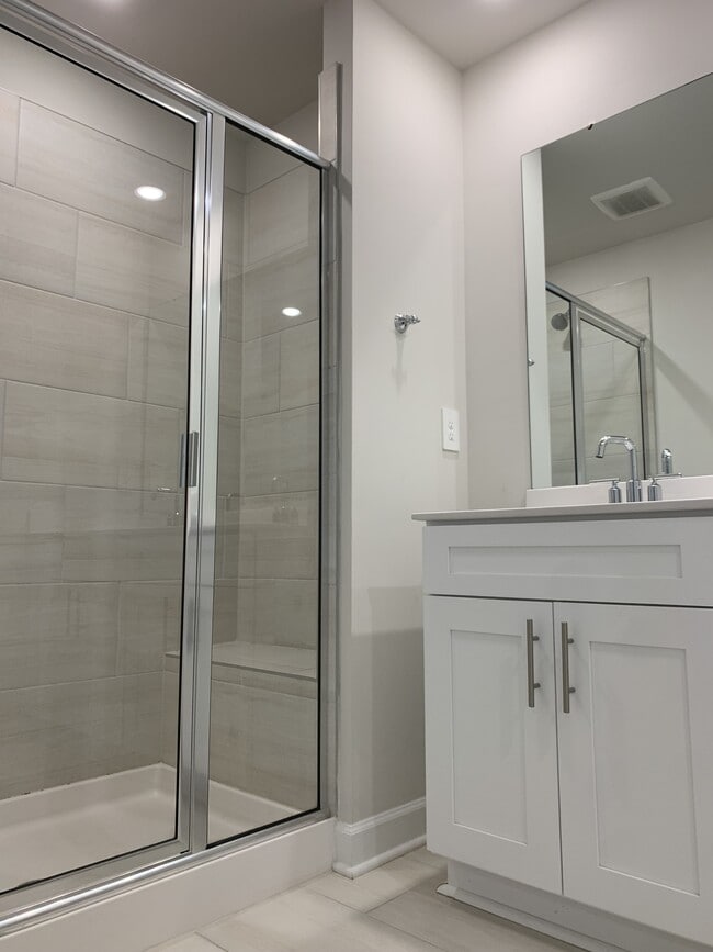 Building Photo - 1624 Vlg Grv Ln