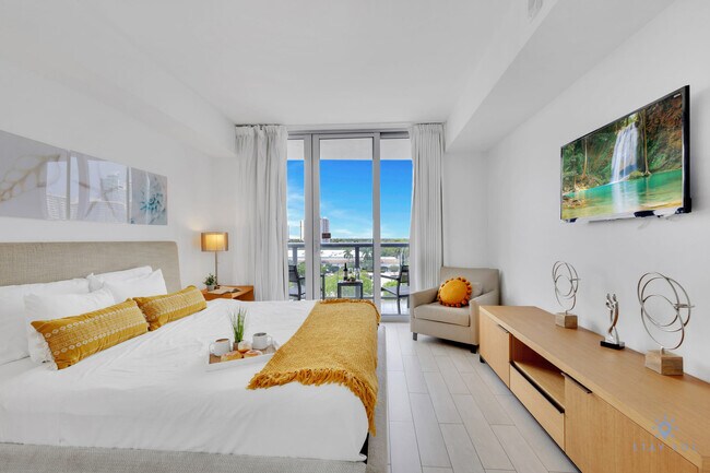 Building Photo - 2602 E Hallandale Beach Blvd