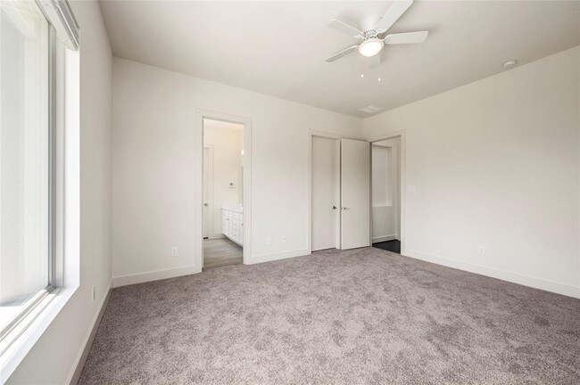 Building Photo - 2110 Live Oak St