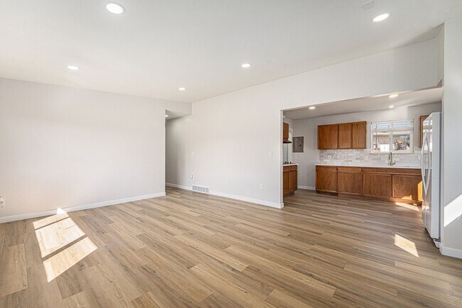 Building Photo - Spacious 6-Bed 3-Bath Home in Federal Heig...